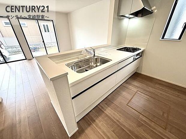 シンプルで使いやすい設計のキッチン♪そしてカウンターキッチンなので、リビングいるご家族と会話を楽しみながらお料理ができます♪