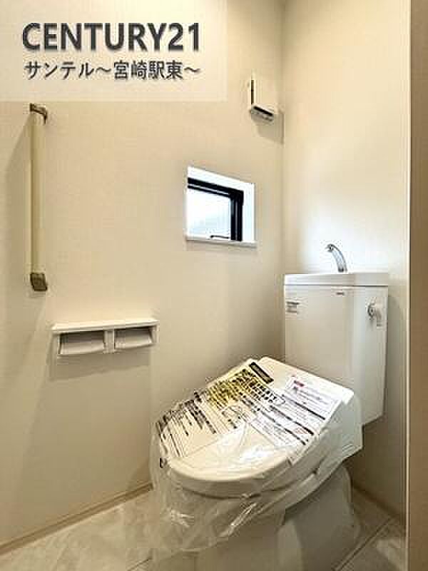 ウォシュレットが付いた落ち着いた空間のお手洗いです♪小窓がついておりますので、明るく換気もできます♪