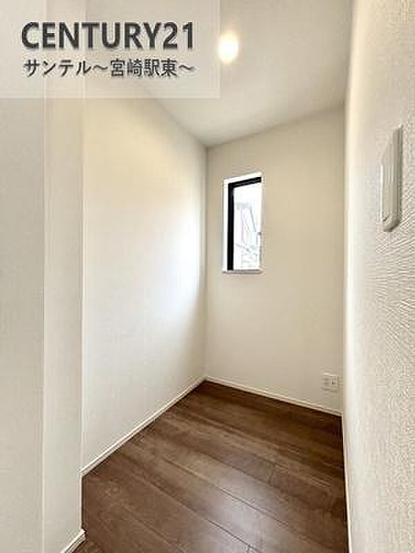 キッチン横に収納スペースもございます(^^♪