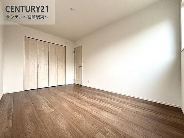 主寝室にいかがでしょうか♪風通し良好です(^^♪大容量のクローゼットも完備しております!