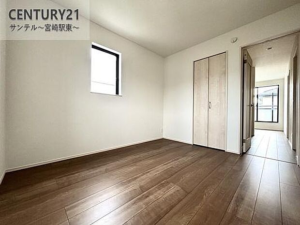 洋室です♪しっかり日が差し込みますので気持ちの良い目覚めができる素敵な洋室になります♪子供部屋にも十分使える仕様の洋室になっております♪