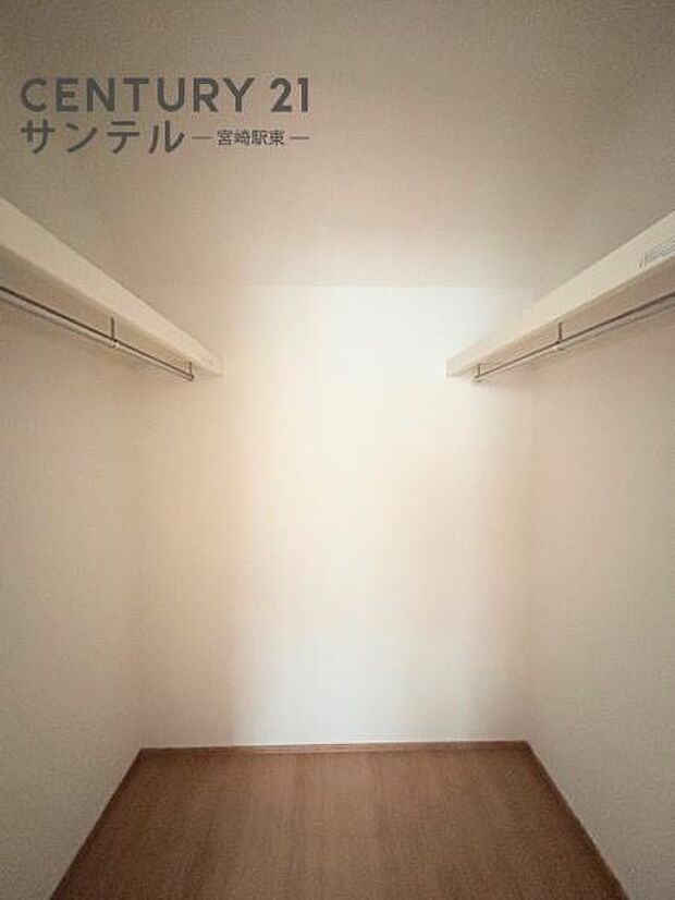 大容量のウォークインクローゼットです!ご夫婦のお洋服などを入れても十分な収納量♪