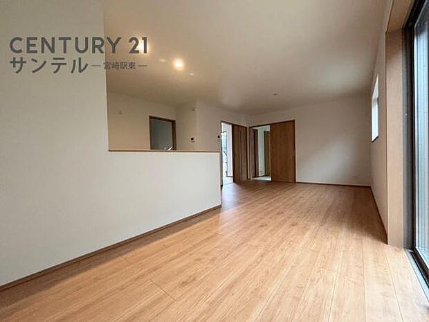 (同仕様写真)リビング♪ダイニングスペースも含めてゆとりのあるスペースで、ご家族でお食事や団らんしたり、ゆったりとしたご家族の時間を過ごせます♪※内装の色合いや設備仕様が実際と異なる場合がございます