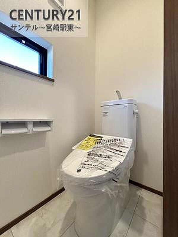 (同仕様写真)トイレ換気できる小窓がございます。温水洗浄機能付き。※内装の色合いや設備仕様が実際と異なる場合がございます。