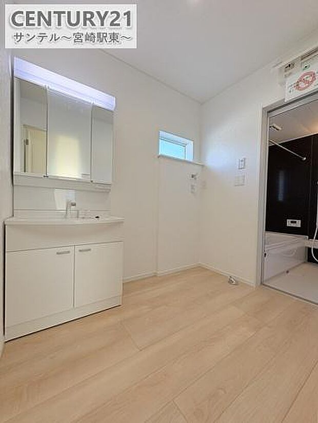 広々洗面脱衣所♪洗面化粧台は収納付きの大きな鏡が付いています♪朝のお忙しい時間帯でも三面鏡の洗面台ならお出かけ前のご準備も手助けしてくれること間違いなし♪