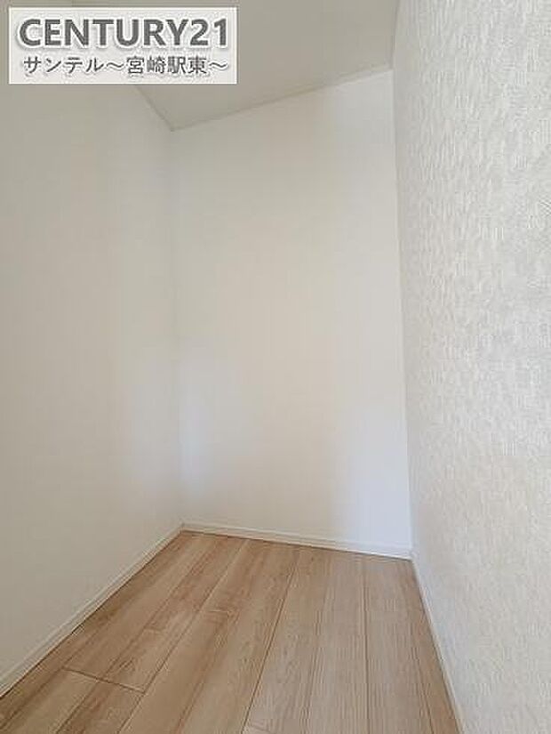 各部屋に収納スペースがございます。