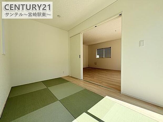 5帖の和室です♪リビング横に和室があることで和と洋の雰囲気を味わえ素敵な空間を演出でき、お子様の遊び部屋や客間としても利用できます♪