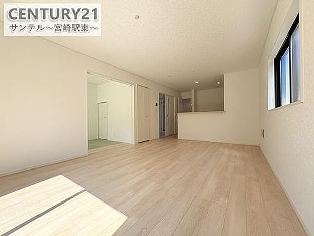 落ち着きのあるリビング♪ゆとりのあるスペースで、ご家族でお食事や団らんしたり、ゆったりとしたご家族の時間を過ごせます♪