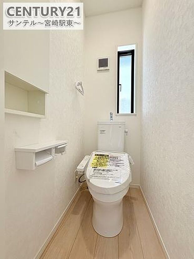 1階のトイレ♪換気できる小窓付きのトイレです!温水洗浄暖房便座でございます(^^♪