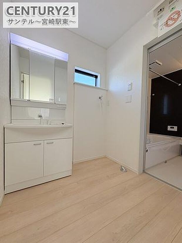 広々洗面脱衣所♪洗面化粧台は収納付きの大きな鏡が付いています♪朝のお忙しい時間帯でも三面鏡の洗面台ならお出かけ前のご準備も手助けしてくれること間違いなし♪