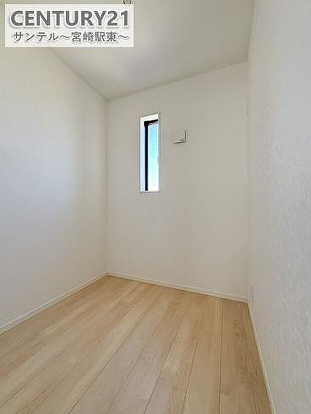 各部屋に収納スペースがございます。