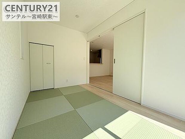 5帖の和室です♪リビング横に和室があることで和と洋の雰囲気を味わえ素敵な空間を演出でき、お子様の遊び部屋や客間としても利用できます♪