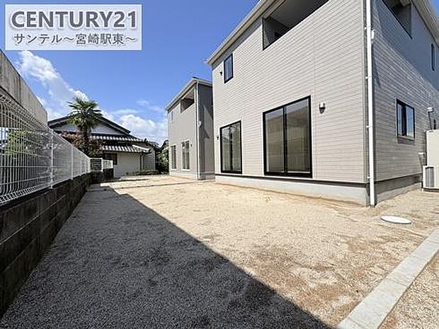 広々とした庭は、ガーデニングやアウトドアライフに最適。家族や友人との楽しい時間を過ごせる空間です。目隠し用の植栽と人工芝の施工のしてありますので外構費用を抑えられます!