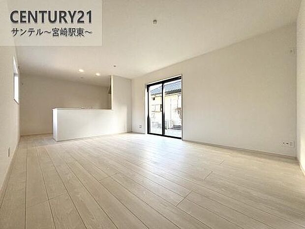 16帖のリビングです♪明るく、落ち着きのあるリビング♪ダイニングスペースも含めてゆとりのあるスペースで、ご家族でお食事や団らんしたり、ゆったりとしたご家族の時間を過ごせます♪