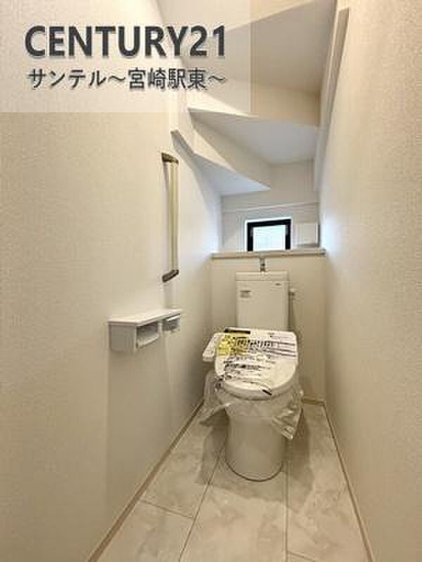 換気できる小窓がございます。温水洗浄機能付き。※内装の色合いや設備仕様が実際と異なる場合がございます。