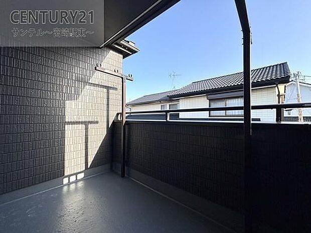 ぽかぽかした天気の良い日はバルコニーで洗濯物を外で干すことが出来ます♪