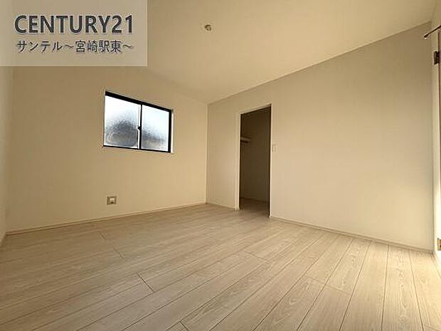 主寝室にいかがでしょうか♪風通し良好です(^^♪大容量のウォークインクローゼットも完備しております!