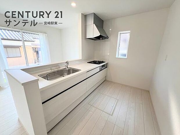 同仕様写真（キッチン）人気のカウンターキッチン。使いやすい動線です。※モデル写真でございます。色や配置の相違がある場合がございます。