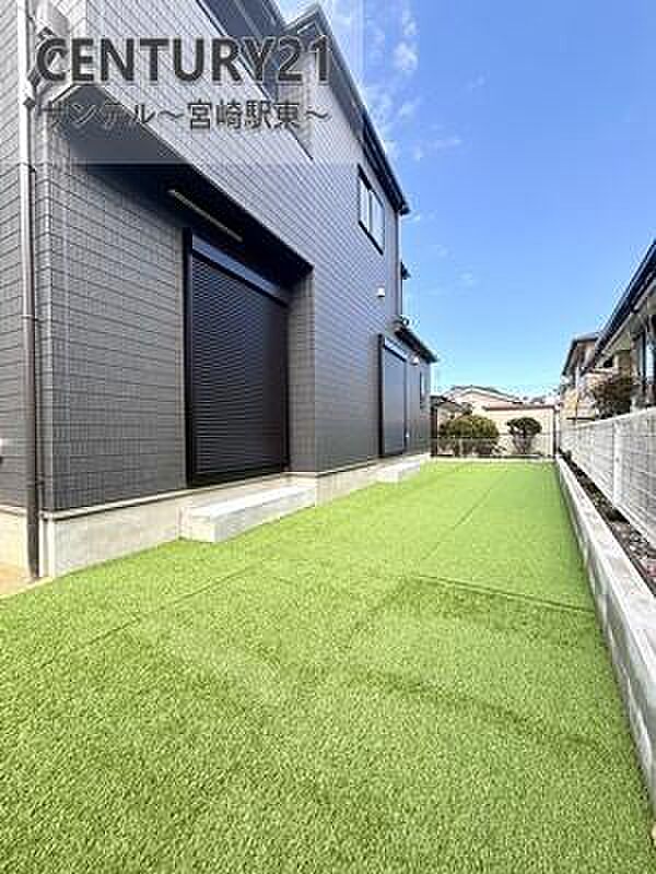 人工芝のある庭は、お子様の遊び場やBBQにも最適。手入れが簡単で、年中きれいな緑を楽しめます。