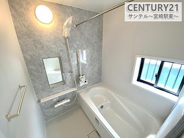 (同仕様写真)清潔感のあるバスルームで一日の疲れを癒してください♪浴室乾燥機能も完備しております(^^♪※内装の色合いや設備仕様が実際と異なる場合がございます。