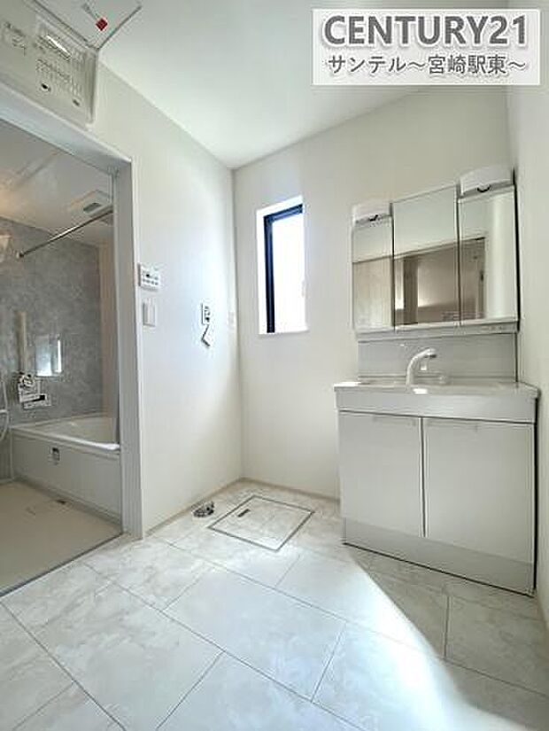 （同仕様写真）洗面脱衣所三面鏡付きの洗面化粧台は収納力もたっぷりで、細かなアイテムもすっきり整理できます。※内装の色合いや設備仕様が実際と異なる場合がございます。