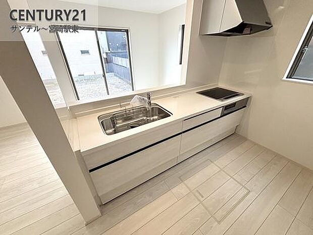 同仕様写真（キッチン）人気のカウンターキッチン。使いやすい動線です。※モデル写真でございます。色や配置の相違がある場合がございます。