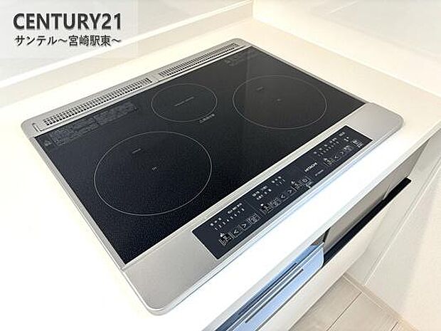 (施工中)3口のIHクッキングヒーターとグリル付のシステムキッチンです。