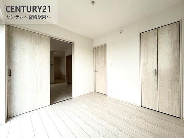 （同仕様写真）洋室5.25帖※床色、建具の色が異なる場合がございます。リビング横の洋室です。客室としてもご利用いただけます。