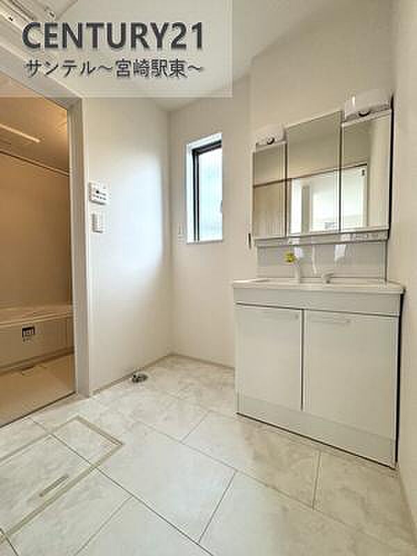 （同仕様写真）洗面脱衣所三面鏡付きの洗面化粧台は収納力もたっぷりで、細かなアイテムもすっきり整理できます。※内装の色合いや設備仕様が実際と異なる場合がございます。