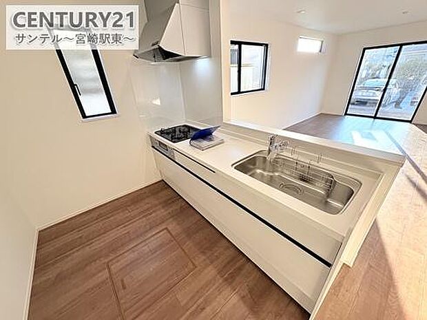 （キッチン）人気のカウンターキッチン。家具の配置がしやすく、ご家族とのコミュニケーションがとりやすい仕様です。