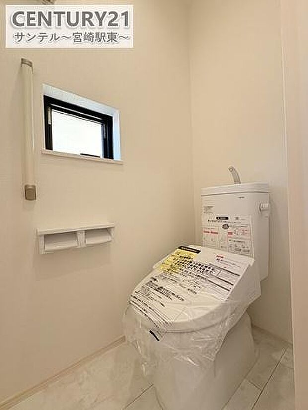 （トイレ）換気できる小窓がございます。温水洗浄機能付き。