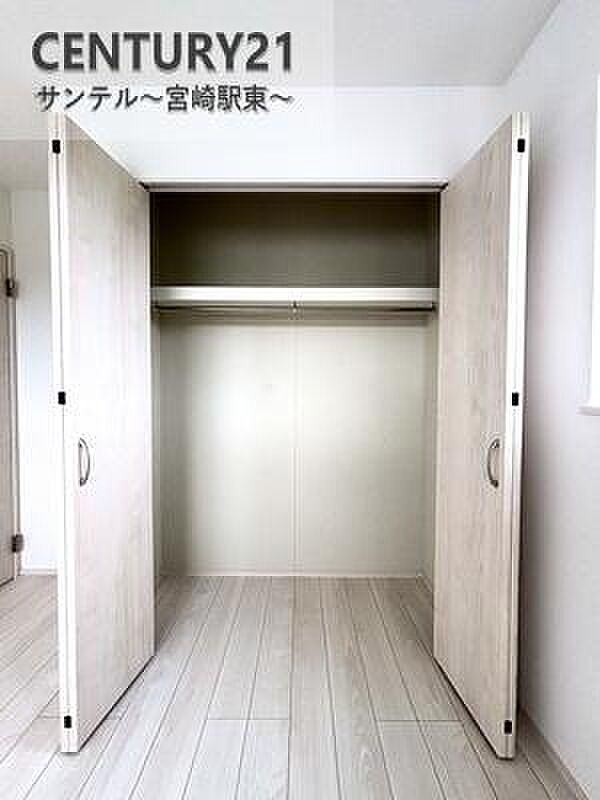 衣類や季節物もまとめて収納可能なクローゼットで、片付けがぐんとラクに！