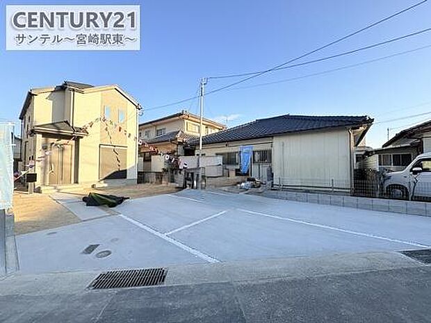 駐車場は3台駐車可能！※車種による。スペースも広く駐車が苦手な方でも楽に駐車可能です(^^♪
