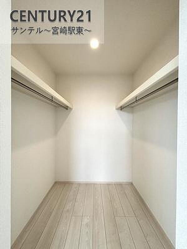 大容量のウォークインクローゼットです！ご夫婦のお洋服などを入れても十分な収納量♪