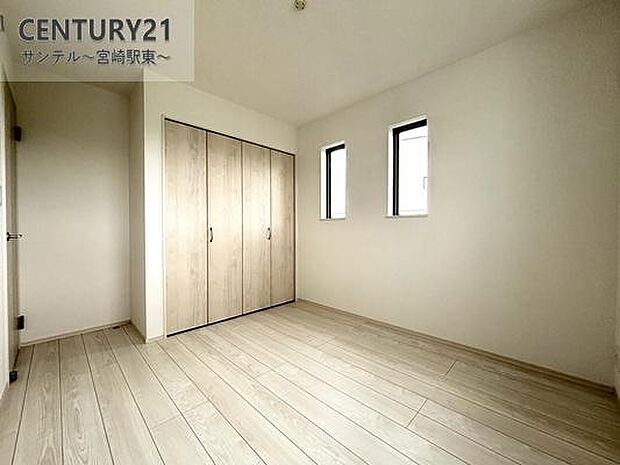 （同仕様写真）洋室※床色、建具の色が異なる場合がございます。子供部屋には便利な収納付き。限られた空間を有効活用でき、お部屋を広くすっきり使えます。