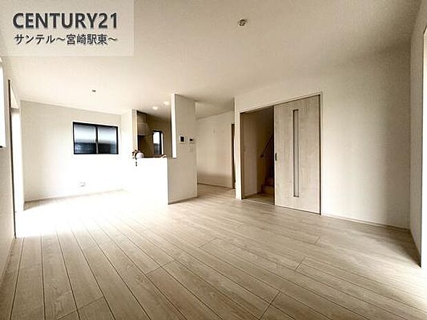 (同仕様写真)リビング♪ダイニングスペースも含めてゆとりのあるスペースで、ご家族でお食事や団らんしたり、ゆったりとしたご家族の時間を過ごせます♪※内装の色合いや設備仕様が実際と異なる場合がございます