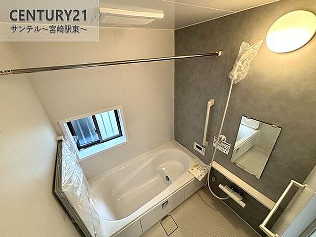 (同仕様写真)清潔感のあるバスルームで一日の疲れを癒してください♪浴室乾燥機能も完備しております(^^♪※内装の色合いや設備仕様が実際と異なる場合がございます。