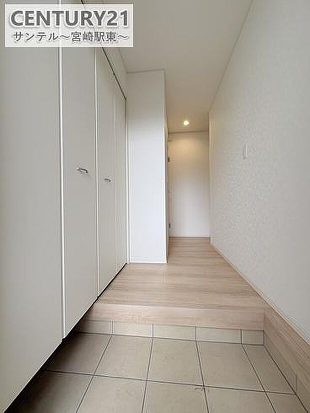 ご新居への出入り口になる明るくとても広い玄関は、たくさんの靴を収納できるシューズボックスが付いております♪いつも清潔感のあるすっきりとした玄関スペースを確保できますよ♪