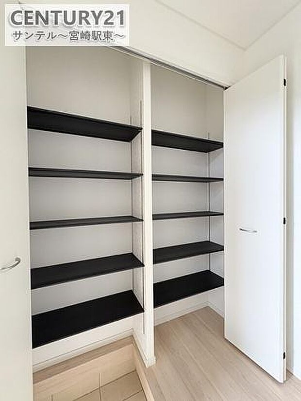 大容量のシューズボックス付きで、玄関まわりがいつもきれいに。ご家族の靴もしっかり収納できます。