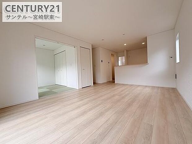 広々リビングは自然光たっぷり。毎日のくつろぎとコミュニケーションが深まる場所に。来客が多いご家庭にぴったりの間取です♪