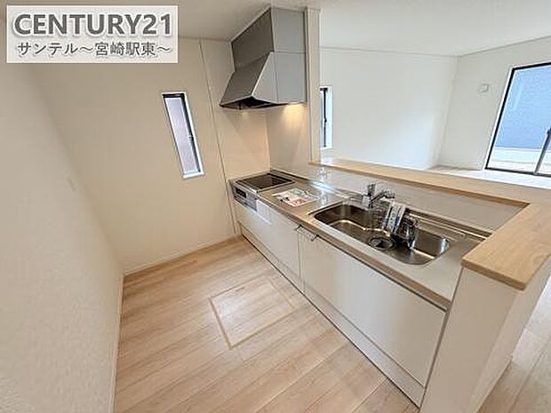 カウンターキッチンからリビングにいるご家族やお子様の様子が見えるので、コミュニケーションがとりながら、ご家族の大切な時間を共有できるキッチンです♪