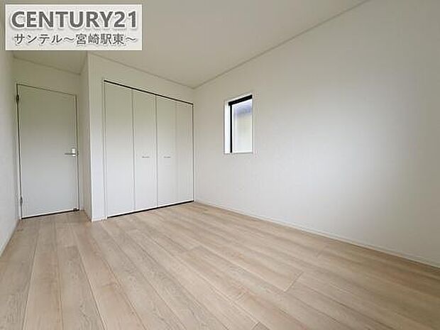 洋室には便利なクローゼットを設置。普段使いの衣類から季節物まで、しっかり収納できます。