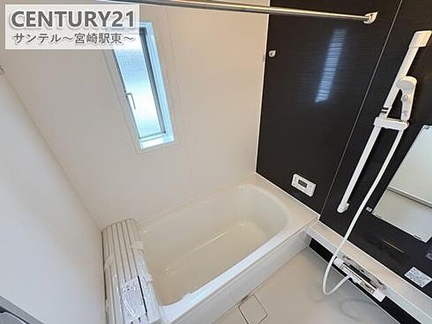 1日の疲れもゆっくり取ることのできる広々とした1坪タイプのシステムバス♪浴室乾燥、涼風、暖房、換気システムが付いておりますので、快適なバスタイムを過ごせます♪