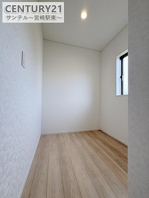 ランドリールームを設けております。オプションでパイプハンガーなどを設置して、干す、畳むを一度に済ませることが出来ますね!