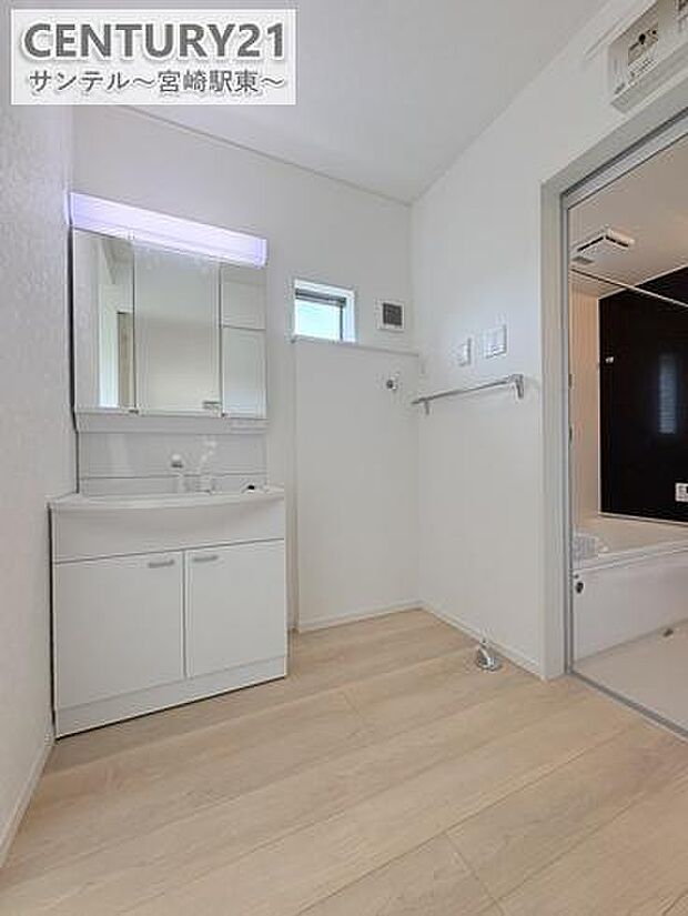 広々洗面脱衣所♪洗面化粧台は収納付きの大きな鏡が付いています♪朝のお忙しい時間帯でも三面鏡の洗面台ならお出かけ前のご準備も手助けしてくれること間違いなし♪