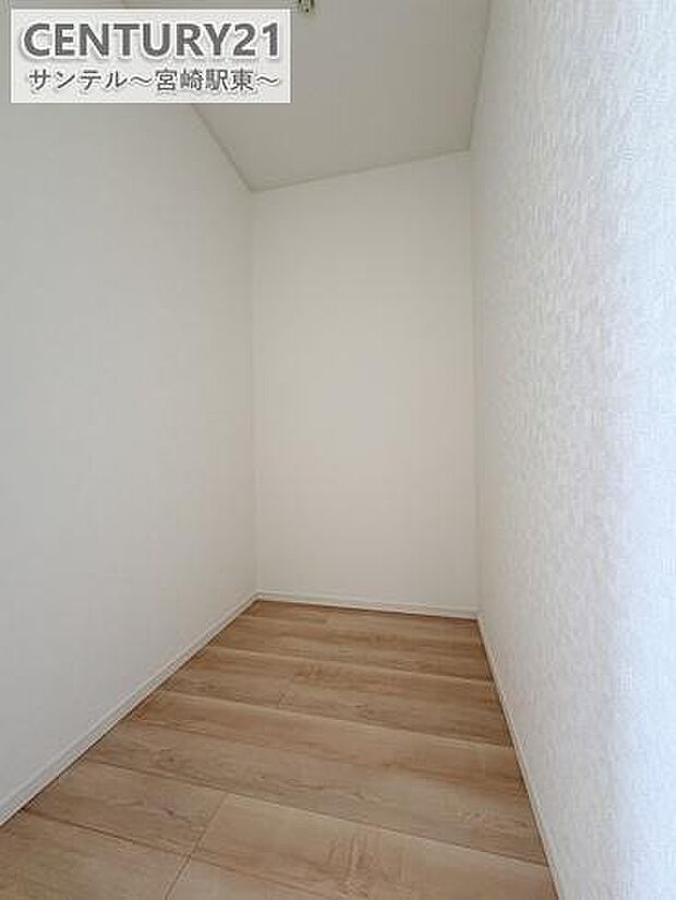 主寝室のウォークインクローゼットです!大容量でご夫婦の荷物がすっぽり入る安心の収納力です(^^♪