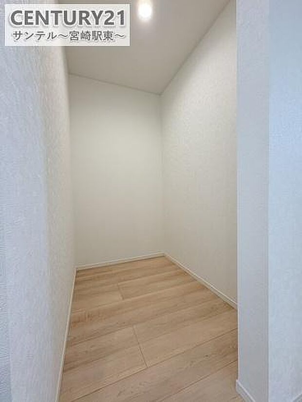 リビングの収納です。パントリーとしてもご使用いただけます♪