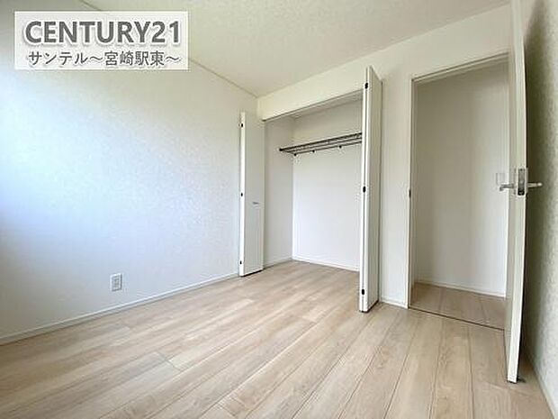 （同仕様写真）洋室※床色、建具の色が異なる場合がございます。子供部屋には便利な収納付き。限られた空間を有効活用でき、お部屋を広くすっきり使えます。