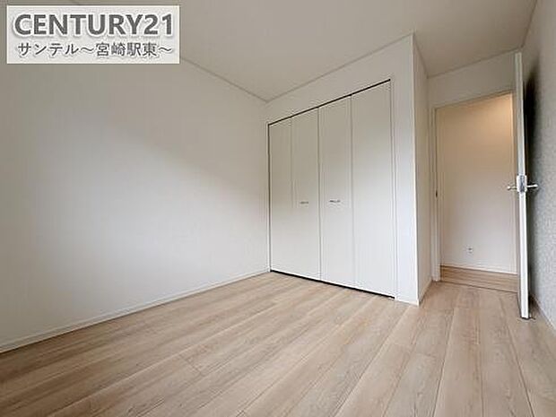 5帖の洋室は、広々とした空間で快適に過ごせます。デスクスペース兼、書斎がございます。ライフスタイルに合わせて柔軟に使えます。