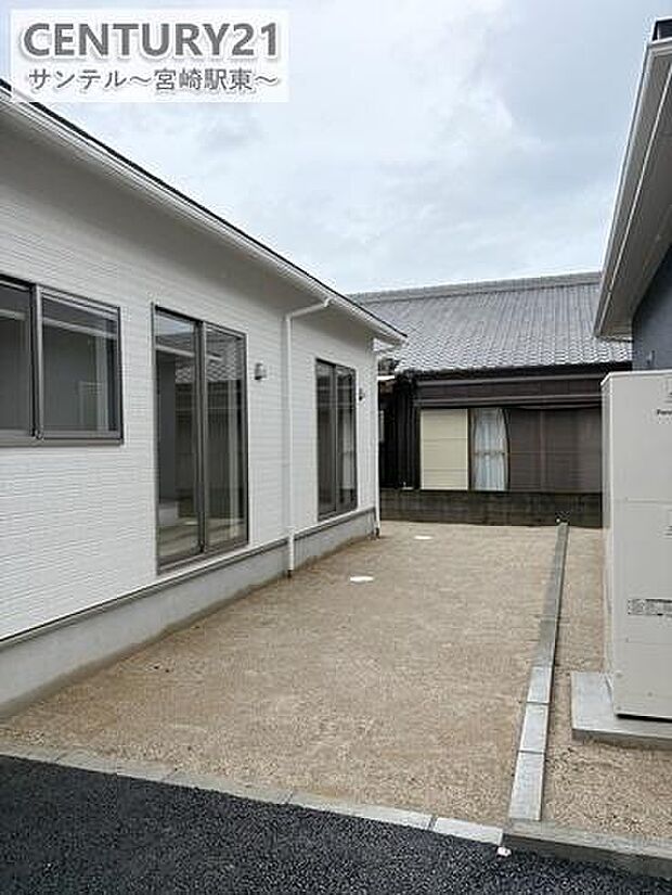 お庭スペースです♪ウッドデッキ等を設置して、縁側や洗濯物を干す場所にしたりと夢が膨らみます!